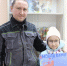 Юная художница Гузель нарисовала первую полосу для «Новой Камы» и получила подарок - Газета Новая Кама