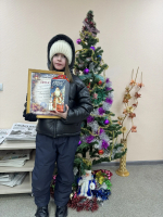 Победительницы конкурса «Нарисуй первую полосу “Новой Камы”» получили свои призы