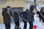 Школьники Елабуги помогли ветерану труда расчистить двор после снегопада