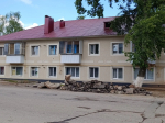 На улице Строителей завершается укладка тротуара по левой стороне