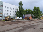 На улице Строителей завершается укладка тротуара по левой стороне